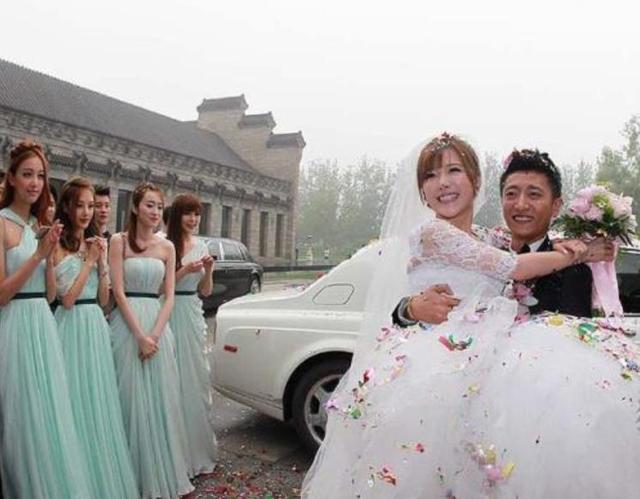 唐笑老公造型机构是哪个，唐笑老公（被“一脚”踢断星途的唐笑）