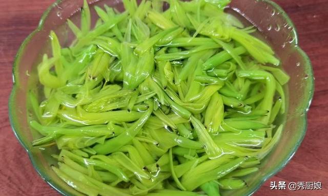 新鲜黄花菜怎样处理后食用，新鲜黄花菜怎么吃安全（吃鲜黄花菜正当季）