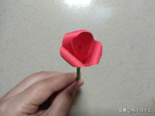 用卡纸做玫瑰花，简单又好看的手工折纸玫瑰花（梅子教你DIY玫瑰花折纸）
