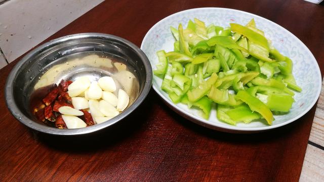 肉炒青椒的做法，肉炒青椒的家常做法（技巧跟做法都告诉你）