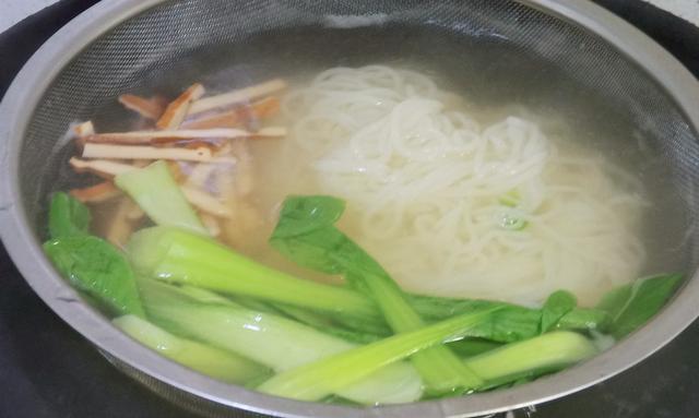 过桥米线的由来，过桥米线的由来是什么（米线口感是关键汤汁酱料更是灵魂）