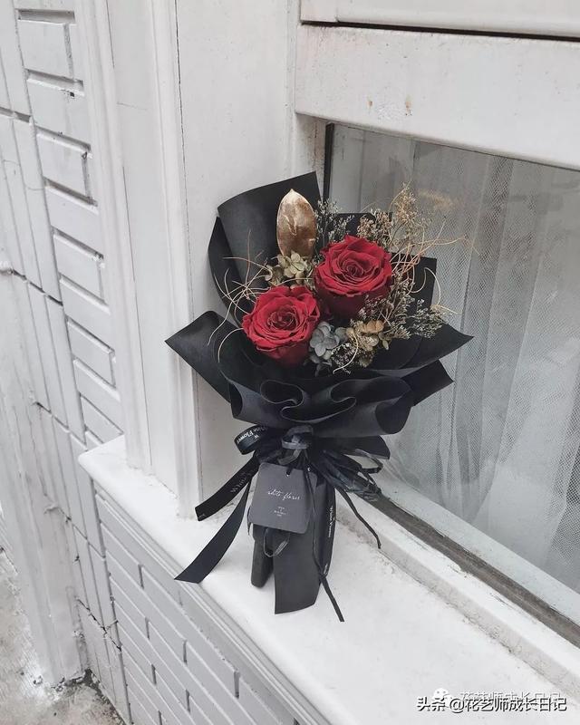 玫瑰花的寓意和花语，香槟色玫瑰（香槟色玫瑰代表什么）