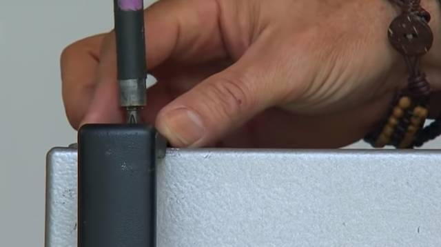 旧冰箱怎么处理，想换冰箱旧冰箱怎么处理（把旧冰箱擦干净外面上层漆）