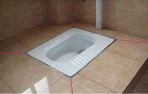 马桶堵了怎么处理，塑料块掉进马桶堵了怎么处理（师傅亲授抽水马桶堵塞疏通窍门）