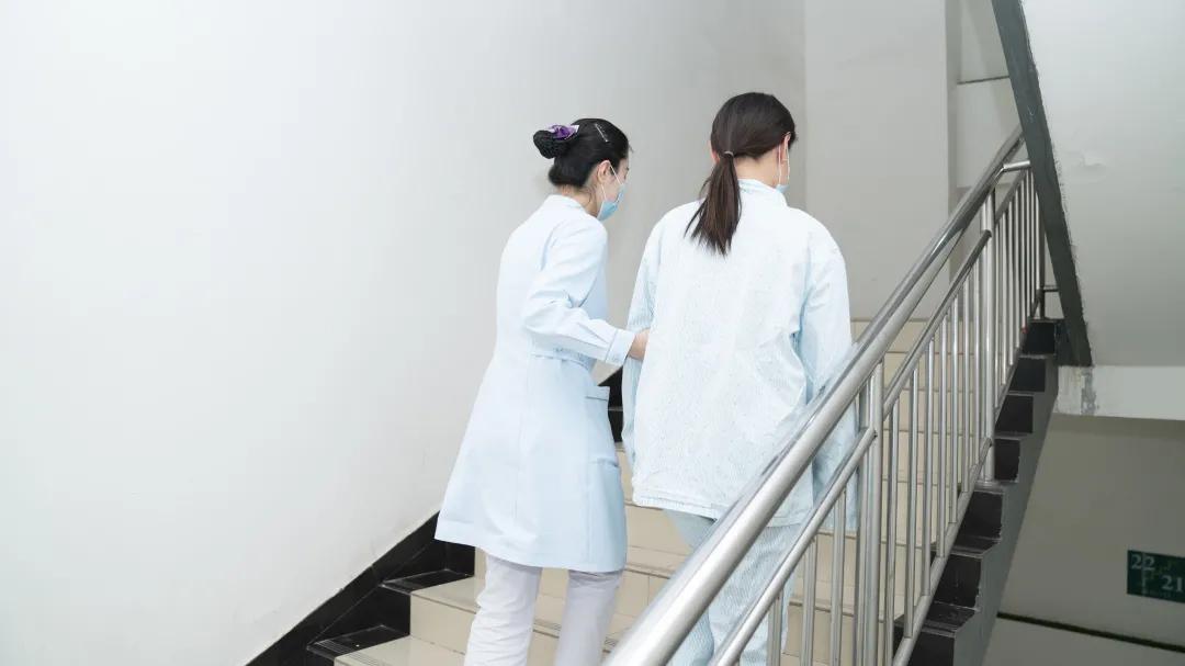 护士礼仪站姿有几种，护士礼仪站姿有几种图片（大兴护理的快和实之礼仪篇）