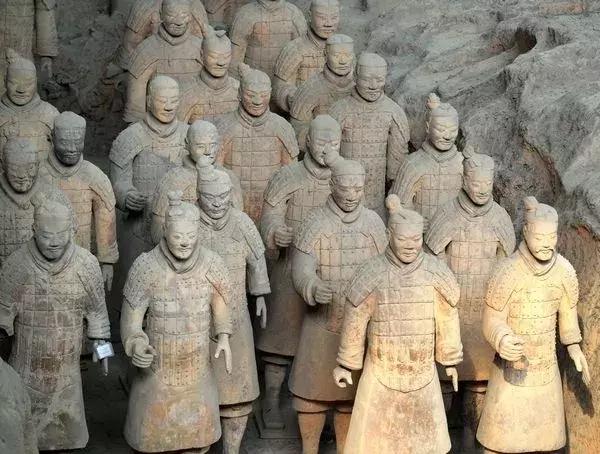 兵马俑是什么做的，陕西兵马俑是什么做的（千人千面的兵马俑）