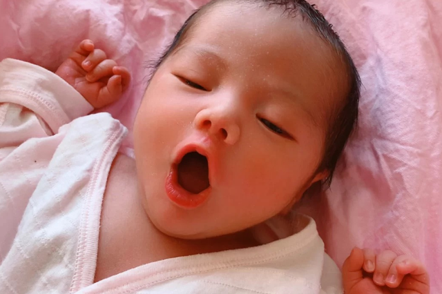 三个月婴儿厌奶期的表现，三个月婴儿厌奶期症状（猛涨期、厌奶期、攒肚子）
