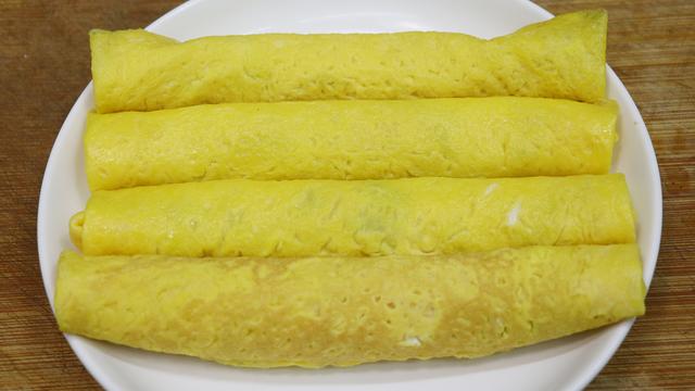 脆皮蛋卷的家常做法，皮蛋卷的做法窍门（手把手教你做酥香解馋的脆皮鸡蛋卷）