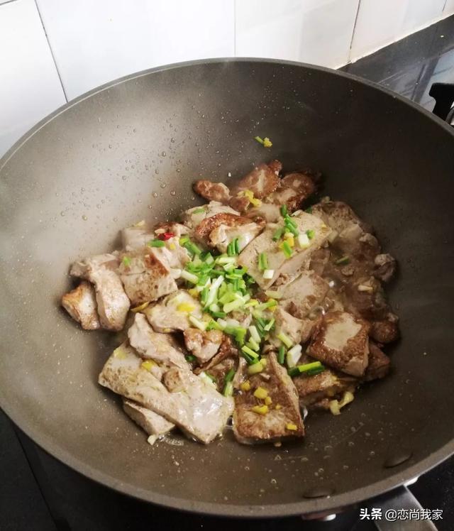 做豆腐的石膏粉有毒吗，豆腐放石膏粉吗（亲朋好友吃了都会夸赞你）