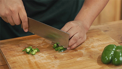 青椒炒豆腐的做法，豆腐做法简单又好吃（家常素食：青椒炒豆腐）