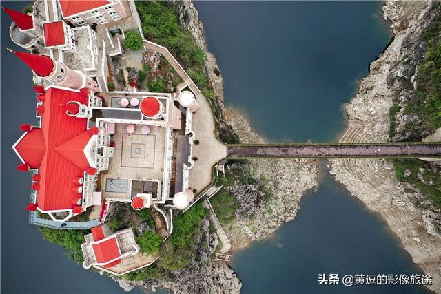 遗世而独立是形容什么，遗世而独立是形容什么动物（中国版“霍格沃茨”矗立山环水绕间）