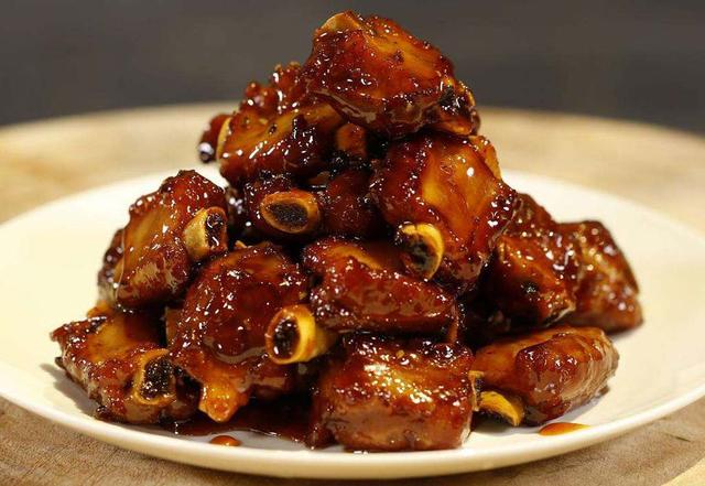 糖醋汁的家常做法简单好吃，不管煮哪种糖醋菜肴