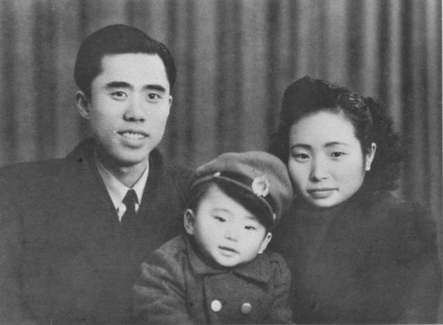 红岩主要人物介绍，红岩主要人物有哪些（为什么不把她救出来）