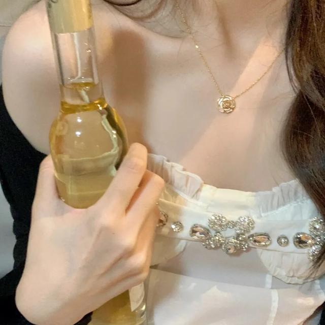 性感头像女生个性头像，女生性感头像／部位头像／“感动代替不了感情，念旧也回不到曾经” ​微信（部位头像丨一厢情愿，愿赌服输）