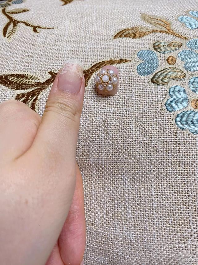 美甲解胶剂怎么用，指甲胶水用什么溶解（指甲的解胶剂怎么用）