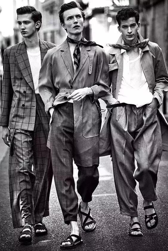 男士丝巾打法，男士方巾丝巾的系法（关于男士丝巾和它的系法）