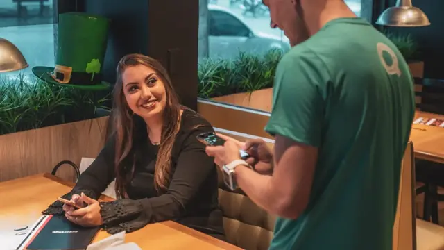 服务员英文怎么说，服务员的高端称呼（在国外可别直接叫服务员“waiter）