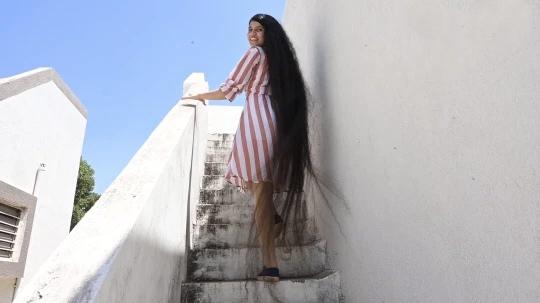 一个月头发能长十厘米，头发一个月轻松长出10CM（印度女孩10多年没剪头发）