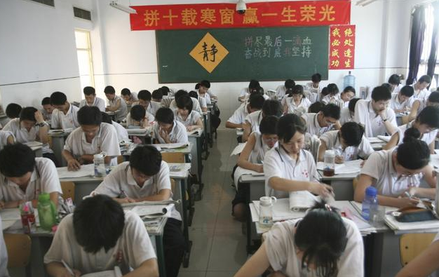 长郡中学2021高考成绩喜报，2021长沙长郡中学高考喜报成绩、一本二本上线人数情况（高考走出15个清华北大生）