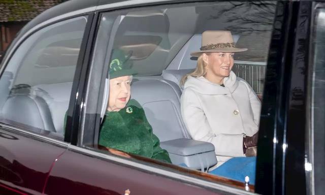 绿宝石项链的寓意，绿宝石戒指寓意（女王厚此薄彼爱它不爱它）