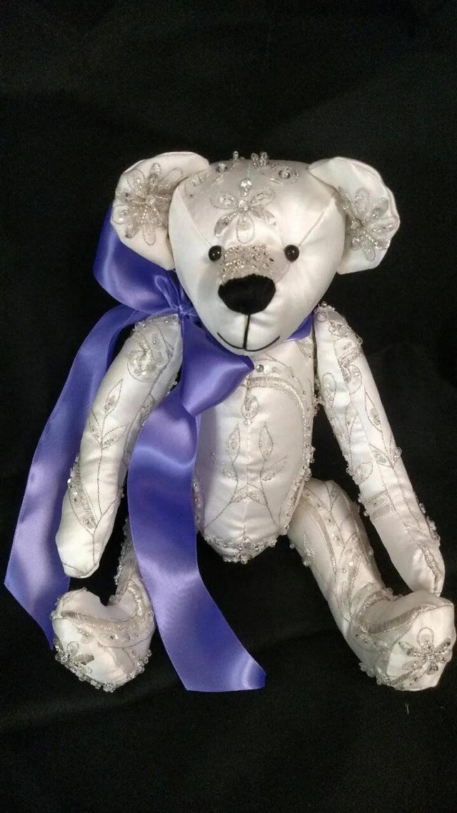 旧衣服怎样巧妙处理或利用，旧衣服怎么合理利用（妈妈把孩子的旧衣服变成了小熊玩偶）