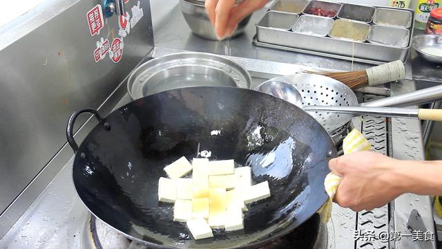 豆腐怎么做最好吃又简单，豆腐怎么做好吃又简单（厨师长分享家常豆腐的简单做法）