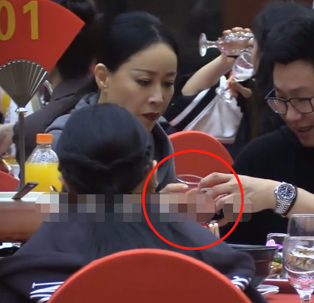 那英年龄今年多大了，那英今年有多大年龄（饭桌上手舞足蹈太豪迈）