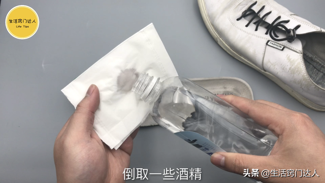 皮鞋里面臭了怎么清洗，怎样去除皮鞋臭味（轻松解决鞋臭困扰）