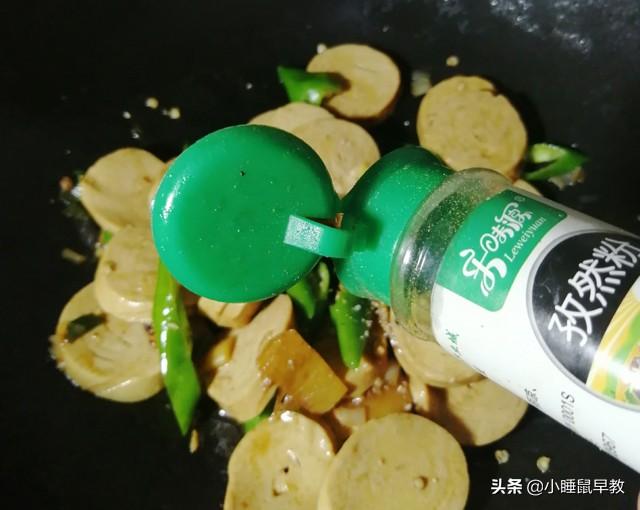 青椒炒素鸡的家常做法，青椒鸡怎么炒好吃家常做法（家常青椒炒素鸡）