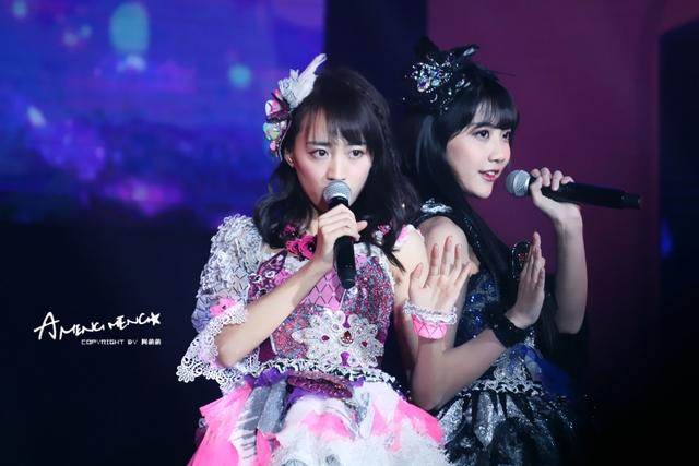 谁都别说让我一个人躲一躲歌名，谁都别说让我一个人躲一躲歌名什么意思（如今又发图裁掉另一位正主）