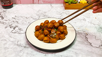 熟鹌鹑蛋怎么炒好吃，圣女果炒鹌鹑蛋（香炒鹌鹑蛋居然如此美味）