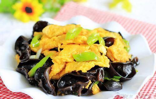 木耳炒鸡蛋做法，黑木耳炒鸡蛋的功效（木耳先下锅就错了）