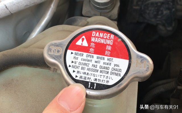 加玻璃水的标志图片，汽车玻璃水标志是什么（很多新手不知道）