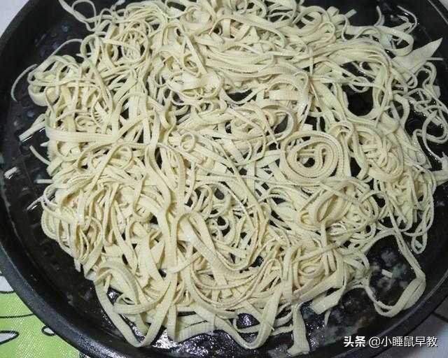 干豆腐丝怎么炒，葱油干豆腐怎么做（家常炒豆腐丝）