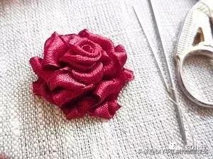 丝带玫瑰花教程，漂亮的丝带玫瑰蝴蝶结发卡（缝制精致好看的玫瑰丝带绣）
