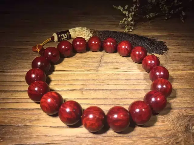 小叶紫檀手串怎么盘玩和保养，小叶紫檀手串怎么鉴别真假（谨记“六盘”、“五不宜”）
