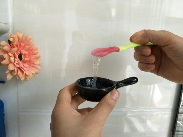 自制胶水的方法，自制胶水的简单方法（自制胶水只要用到家里的“它”）