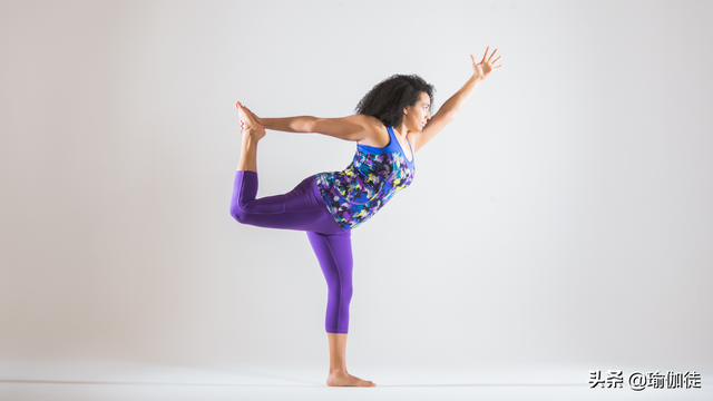 股四头肌拉伸方法动作图片，拉伸股四头肌有什么好处（借助瑜伽拉伸放松股四头肌）