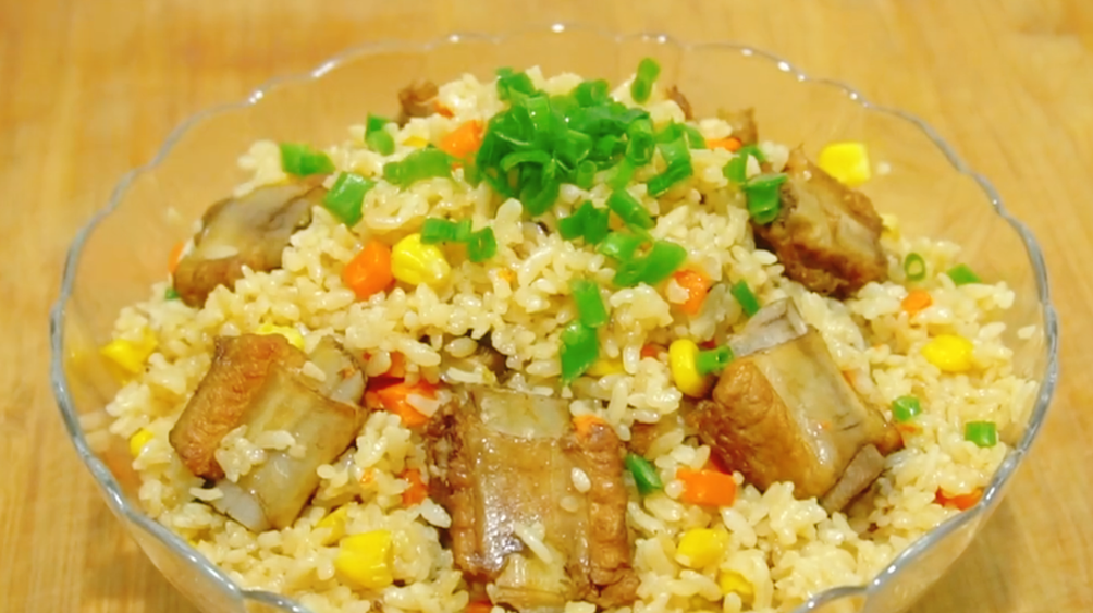 【排骨焖米饭】做法步骤图 有菜又有饭 一个电饭锅就搞定-起舞食谱网