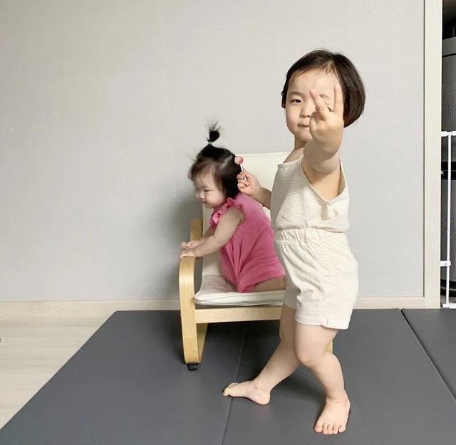 黄夏温哪里人，黄夏温人字拖同款（哈温的拍照姿势还是很专业的）