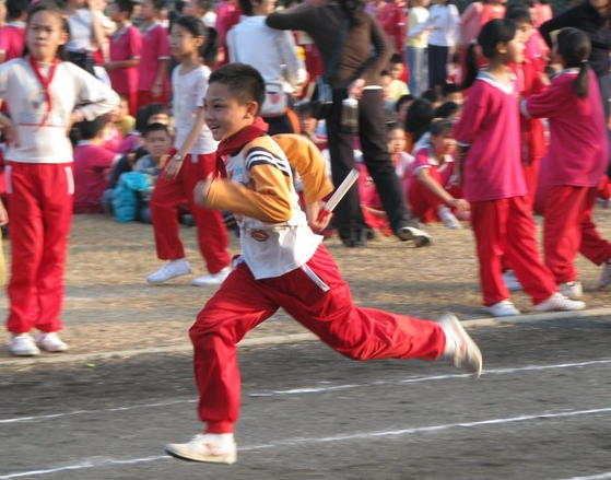 运动会加油稿50字，运动会加油稿50字集合（一份来自小学生的春季田径运动会广播加油稿大全）