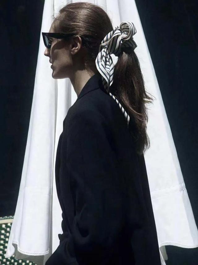 丝巾的各种围法，女人一定要学！（一条小方巾=50种系法）