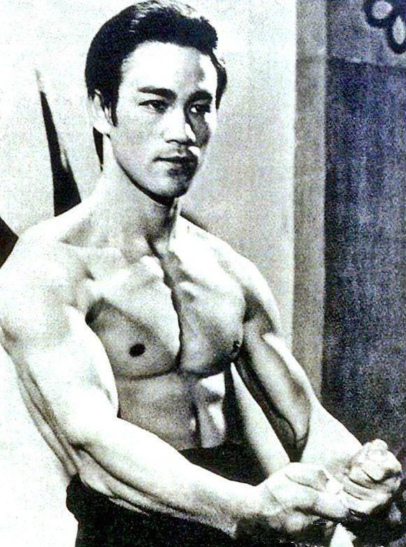 李小龙是怎么死的，李小龙怎么死的（功夫巨星李小龙死因到底是什么）