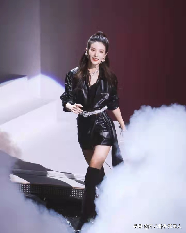 angelababy邓伦，邓伦ANGELABABY实锤了吗（邓伦偷看金晨引起争议）