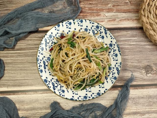 豆芽炒多久能熟，豆芽菜炒多久能熟（豆芽脆爽入味不出水）