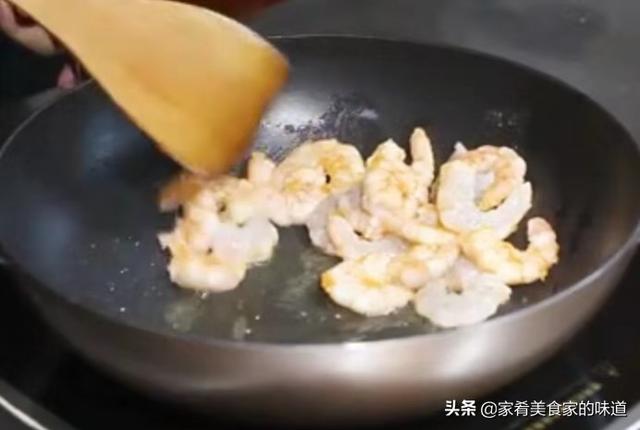 咸蛋黄焗虾仁，咸蛋黄焗虾仁的做法窍门（甜甜的、咸咸的、香香的、快做给你最爱的人品尝吧）