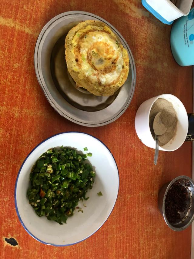 怎样摊小米面煎饼，怎么摊小米煎饼（来顿山西阳城名吃一一杂割配小米煎饼）