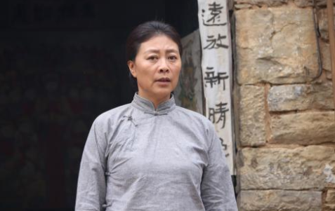 岳红的前夫是谁，国家一级演员岳红23岁成影后