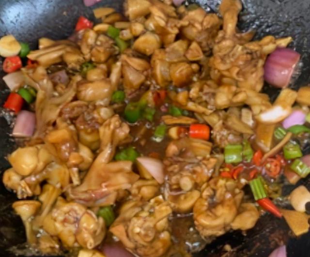 铁板牛蛙怎么做才好吃，干饭人不能错过的肉类美食