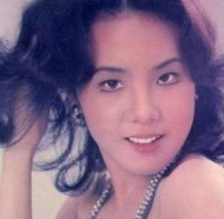 现在小哥费玉清过得怎么样，64岁的费玉清退出神坛